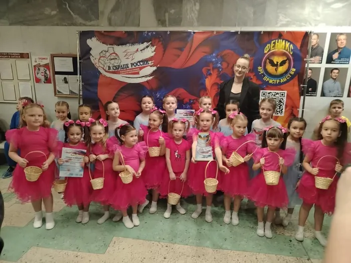 Участницы младшей группы ансамбля «Задоринка» в фотозоне Всероссийской премии в области хореографии «В сердце России», 09.11.2025 года