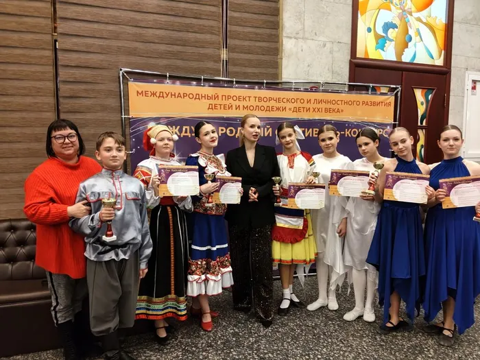 ОХА «Задоринка» со своим руководителем на фоне баннера МФК «Огни Рождественской Москвы», 8-10 января 2026 год, г. Москва, фото на память