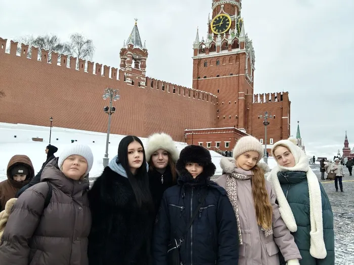 ОХА «Задоринка» со своим руководителем на фоне Кремля, 8-10 января 2026 год, г. Москва, фото на память