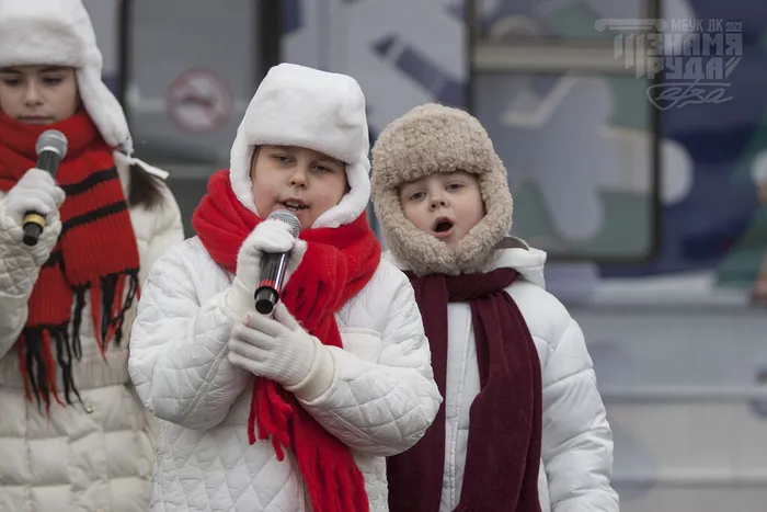 18.12.2025. Творческие коллективы Дома культуры «Знамя труда» приняли участие во встрече поезда Деда Мороза.