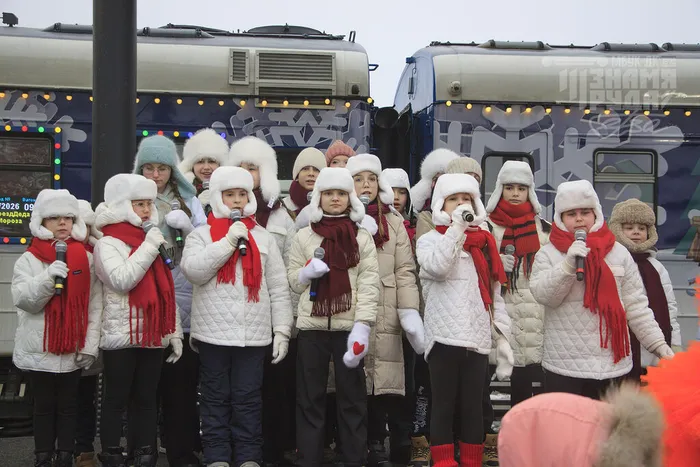 18.12.2025. Творческие коллективы Дома культуры «Знамя труда» приняли участие во встрече поезда Деда Мороза.