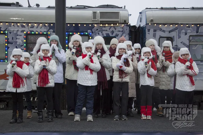 18.12.2025. Творческие коллективы Дома культуры «Знамя труда» приняли участие во встрече поезда Деда Мороза.