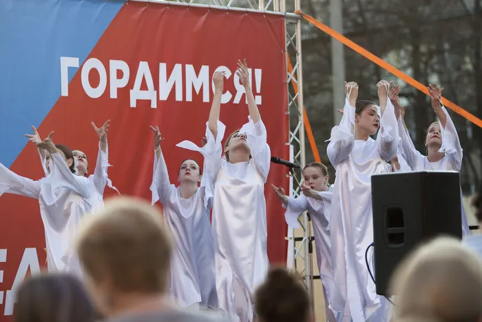 07.05.2026.  Праздничный концерт творческих коллективов ДК «Великая Победа» в сквере имени В. Сенько