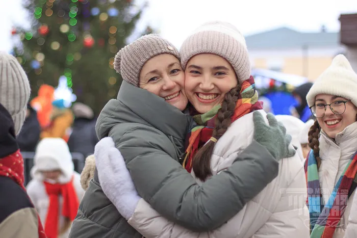 18.12.2025. Творческие коллективы Дома культуры «Знамя труда» приняли участие во встрече поезда Деда Мороза.