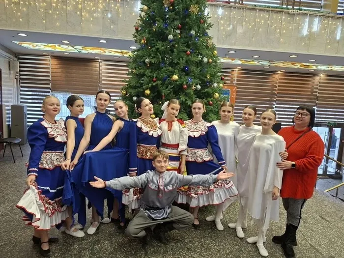 ОХА «Задоринка» со своим руководителем на фоне новогодней елки во время участия в МФК «Огни Рождественской Москвы», 8-10 января 2026 год, г. Москва, фото на память