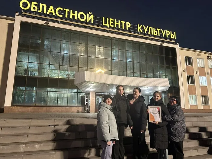 Участницы ансамбля «Задоринка» на фоне здания Областного центра культуры, народного творчества и кино. Межрегиональный конкурс балетмейстерских работ «Золотой круг». 06.12.2025г., г. Липецк.