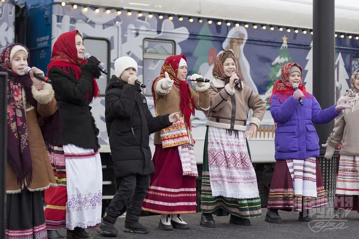 18.12.2025. Творческие коллективы Дома культуры «Знамя труда» приняли участие во встрече поезда Деда Мороза.