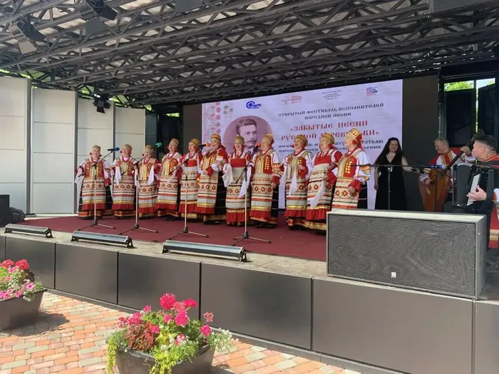 17.05.2026. Народный коллектив фольклорный ансамбль «Тамбовский задор» выступает на сцене Открытого фестиваля «Забытые песни русской деревеньки», Городской парк культуры и отдыха, г. Тамбов.
