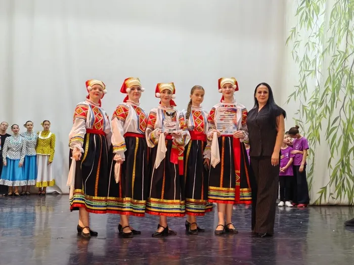 Участницы ансамбля «Задоринка» на церемонии награждения Всероссийской премии в области хореографии «В сердце России», 09.11.2025 года