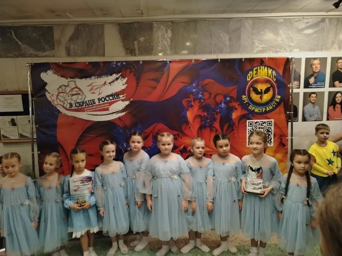 Участницы младшей группы ансамбля «Задоринка» в фотозоне Всероссийской премии в области хореографии «В сердце России», 09.11.2025 года