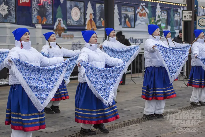 18.12.2025. Творческие коллективы Дома культуры «Знамя труда» приняли участие во встрече поезда Деда Мороза.
