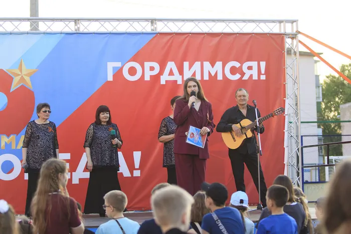 07.05.2026.  Праздничный концерт творческих коллективов ДК «Великая Победа» в сквере имени В. Сенько