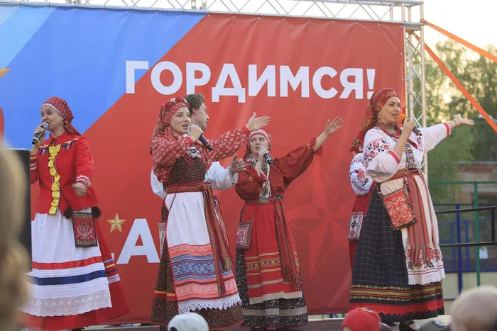 07.05.2026.  Праздничный концерт творческих коллективов ДК «Великая Победа» в сквере имени В. Сенько