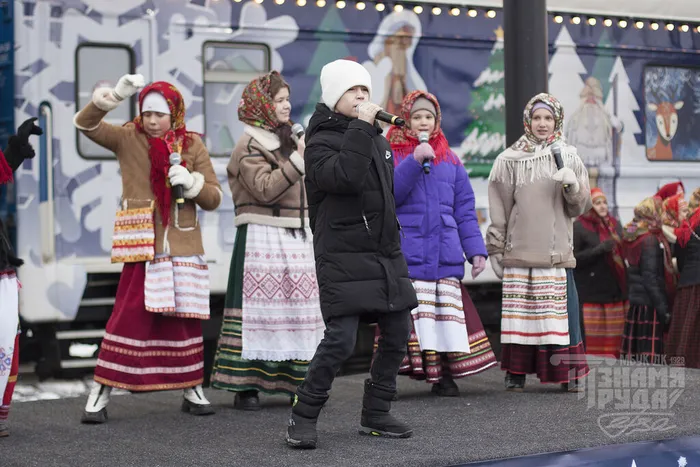 18.12.2025. Творческие коллективы Дома культуры «Знамя труда» приняли участие во встрече поезда Деда Мороза.