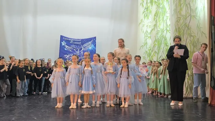 Участницы младшей группы ансамбля «Задоринка» на церемонии награждения Всероссийской премии в области хореографии «В сердце России», 09.11.2025 года