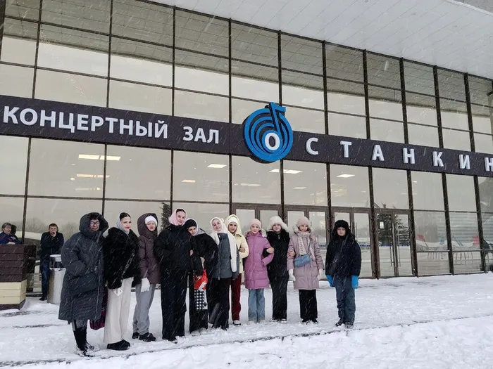 ОХА «Задоринка» со своим руководителем на фоне Концертного зала «Останкино», 8-10 января 2026 год, г. Москва, фото на память