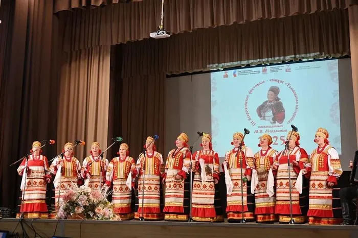 Фото: выступление ансамбля «Тамбовский задор» на Всероссийском фестивале-конкурсе исполнителей песен и частушек «Тамбовская канарейка»