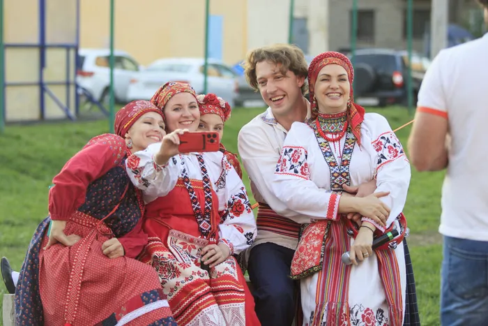 07.05.2026.  Праздничный концерт творческих коллективов ДК «Великая Победа» в сквере имени В. Сенько