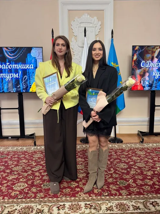 Награждение работников культуры в администрации города Тамбова: Анастасия Позднякова и Дарья Друцкая