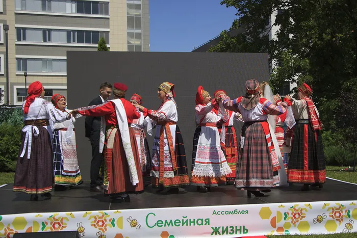 08.07.2026. «Ассамблея семейной жизни» в Сквере Музыкантов: встреча молодых семей в русском стиле «Семья – начало всех начал».