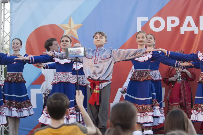 07.05.2026.  Праздничный концерт творческих коллективов ДК «Великая Победа» в сквере имени В. Сенько