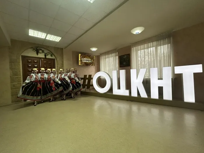 Участницы ансамбля «Задоринка» в здании Областного центра культуры, народного творчества и кино. Межрегиональный конкурс балетмейстерских работ «Золотой круг». 06.12.2025г., г. Липецк.