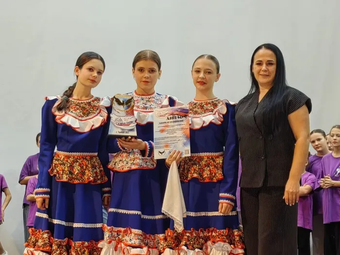 Участницы ансамбля «Задоринка» на церемонии награждения Всероссийской премии в области хореографии «В сердце России», 09.11.2025 года