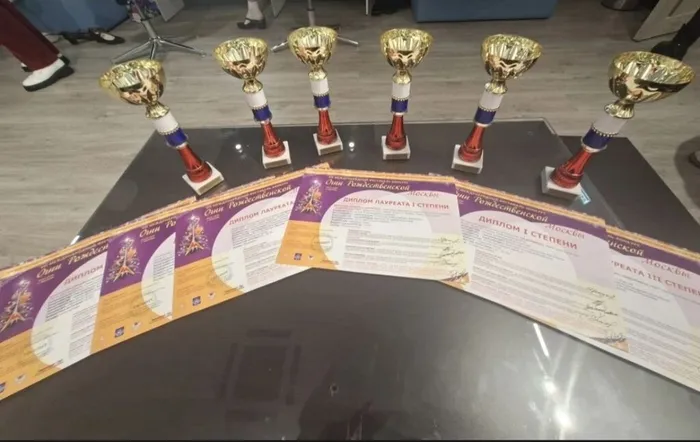 Шесть наградных статуэток и Дипломы Лауреатов I, II и III степеней МФК «Огни Рождественской Москвы», врученные ансамблю «Задоринка» по итогам конкурса, 8-10 января 2026 год, г. Москва