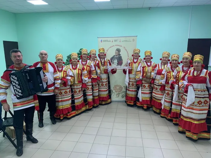 Фото: ансамбль «Тамбовский задор» на фоне баннера с логотипом Всероссийского фестиваля-конкурса исполнителей песен и частушек «Тамбовская канарейка»