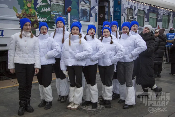 18.12.2025. Творческие коллективы Дома культуры «Знамя труда» приняли участие во встрече поезда Деда Мороза.