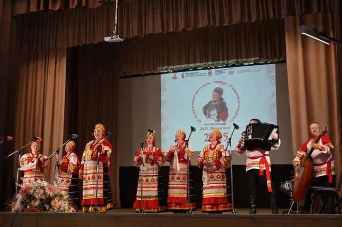 Фото: выступление ансамбля «Тамбовский задор» на Всероссийском фестивале-конкурсе исполнителей песен и частушек «Тамбовская канарейка»
