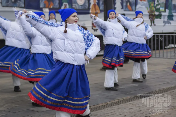 18.12.2025. Творческие коллективы Дома культуры «Знамя труда» приняли участие во встрече поезда Деда Мороза.