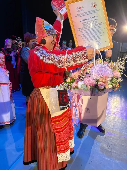 1-й день Фестиваля: хормейстер ансамбля «Тальяночка» на сцене учебного театра ТГУ им. Г. Р. Державина во время церемонии награждения, 13.11.2025