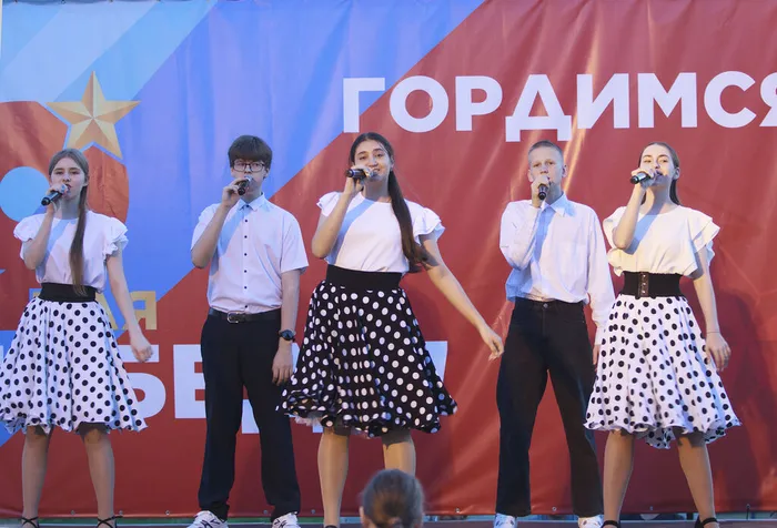 07.05.2026.  Праздничный концерт творческих коллективов ДК «Великая Победа» в сквере имени В. Сенько