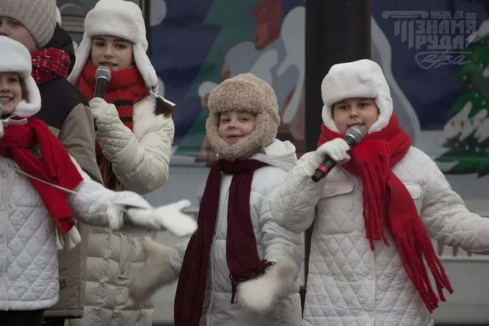 18.12.2025. Творческие коллективы Дома культуры «Знамя труда» приняли участие во встрече поезда Деда Мороза.