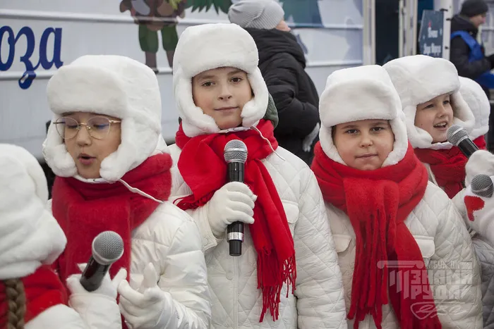 18.12.2025. Творческие коллективы Дома культуры «Знамя труда» приняли участие во встрече поезда Деда Мороза.