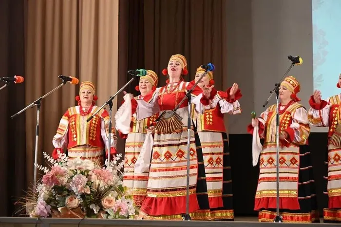 Фото: выступление ансамбля «Тамбовский задор» на Всероссийском фестивале-конкурсе исполнителей песен и частушек «Тамбовская канарейка»