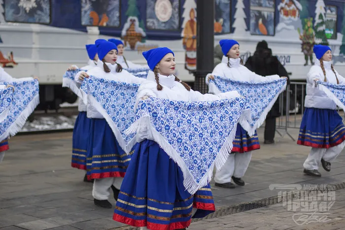 18.12.2025. Творческие коллективы Дома культуры «Знамя труда» приняли участие во встрече поезда Деда Мороза.